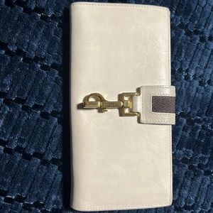 Pre-loved Gucci off-white wallet.